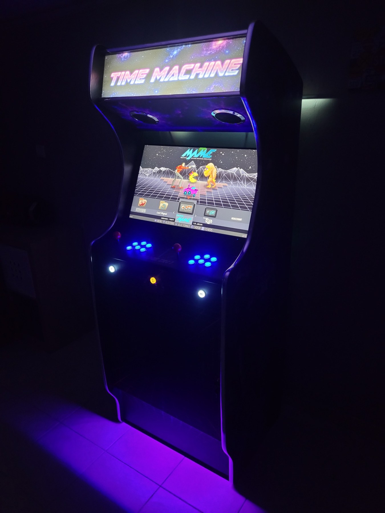 Borne d'arcade Time Machine fabriquée par Torzio, vue trois quarts
